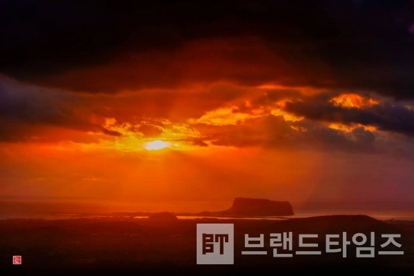 광치기 해변에서 성산일출봉으로 떠오르는 해를 보는건 하늘이 주는 선물이다.