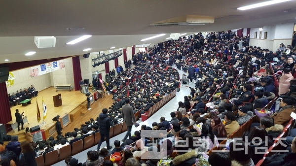 ▲ 강당에 모여 국민의례, 송사, 답사, 내빈 축사와 교가 합창으로 공식 행사 끝