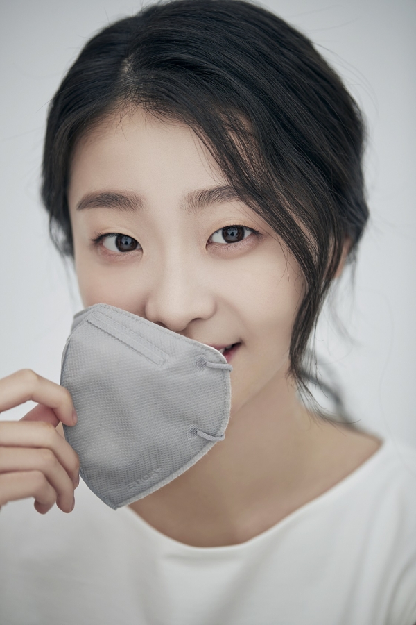 [사진=에티카 제공, 컬러 미세먼지 마스크 에티카 모델 배우 김다미]
