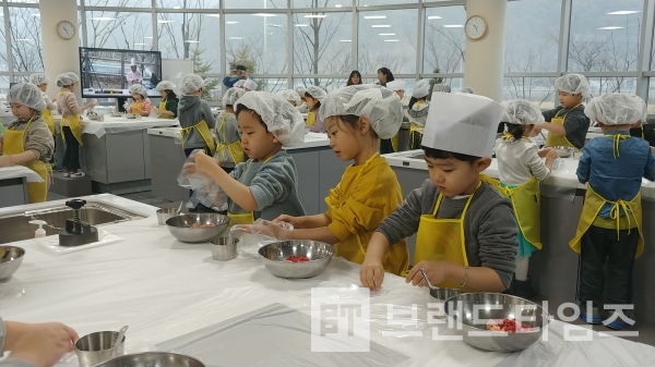 횡성어린이집 아이들 체험 모습/사진= 횡성군 축산지원과 제공