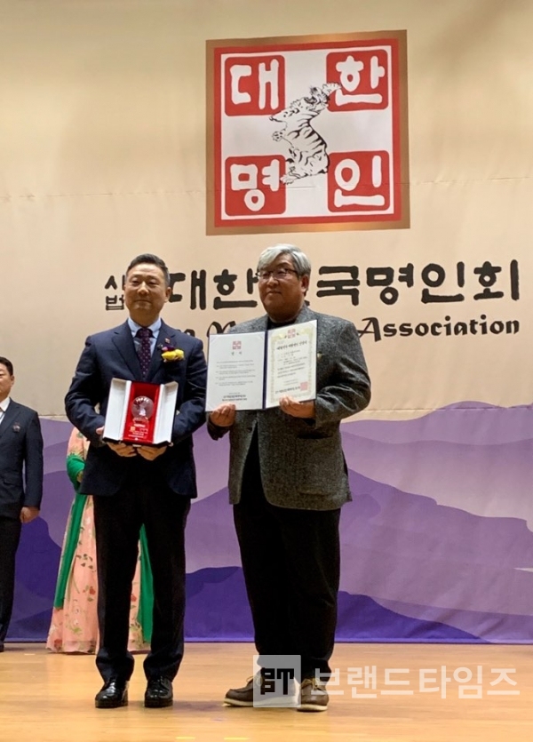 18일 국회의원회관 2층에서 개최된 제 24차 대한민국 대한명인 추대식에서 수제차/천상의이슬차명인으로 추대된 효월 이기영/사진=브랜드타임즈