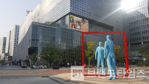 DMC(Digital Media City) MBC사옥 앞에 있는 거인/사진=브랜드타임즈