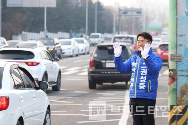 제 21대 국회의원선거 원주(갑)선거구 예비후보자 더불어민주당(민주당) 권성중 후보자가 원주시민들께 인사하고 있다/사진제공=권성중 선거사무소