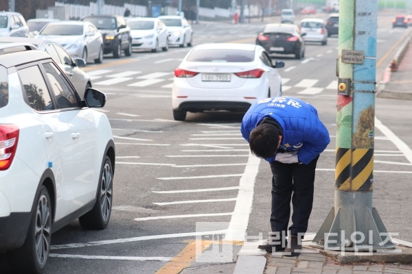 제 21대 국회의원선거 원주(갑)선거구 예비후보자 더불어민주당(민주당) 권성중 후보자가 원주시민들께 인사하고 있다/사진제공=권성중 선거사무소