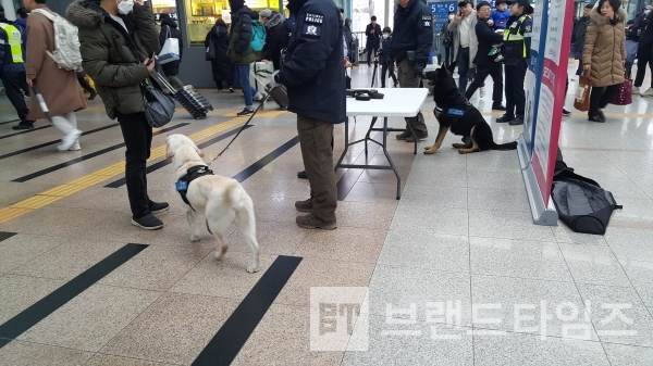 국민안전을 위해 휴일도 없는 서울역 보안 검색/사진=브랜드타임즈