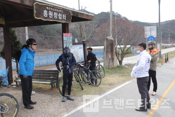 기호9번 권성중 후보가 흥원창에서 자전거를 타고 나온 시민들에게 주요 공약 섬강백리길 설명과, 섬강 주변에 자전거도로 등이 정비되면 너무도 좋을 것 같다는 의견을 들었다/사진제공=권성중 선거캠프