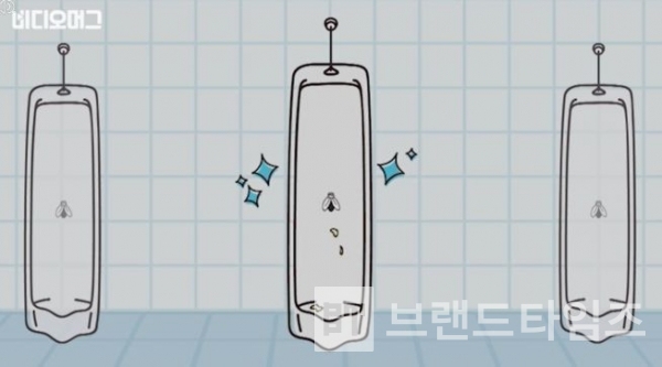 네덜란드 암스테르담의 스키폴 공항에서 남자 소변기 중앙에 파리 그림을 그려놓았는데, 파리를 보고 소변을 볼 때의 집중력이 올라가 변기 밖으로 튀는 소변의 양이 80% 정도 줄었다고 한다. 사진출처=ⓒSBS