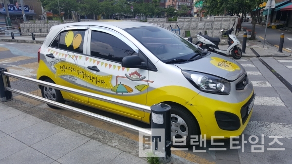 정릉시장 배송차량이 물건을 싣고 손님 집 앞까지 배송을 하고 있다/사진 브랜드타임즈