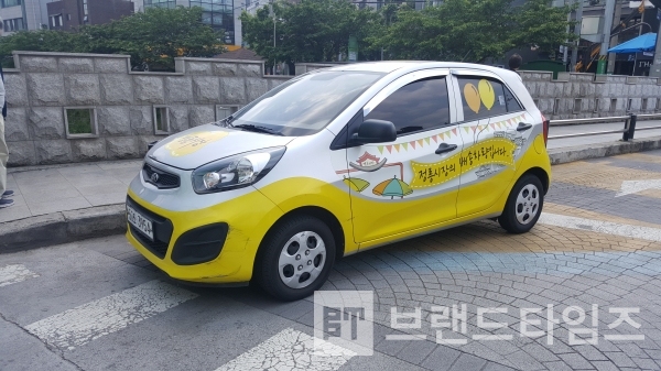 정릉시장 배송차량이 물건을 싣고 손님 집 앞까지 배송을 하고 있다/사진 브랜드타임즈