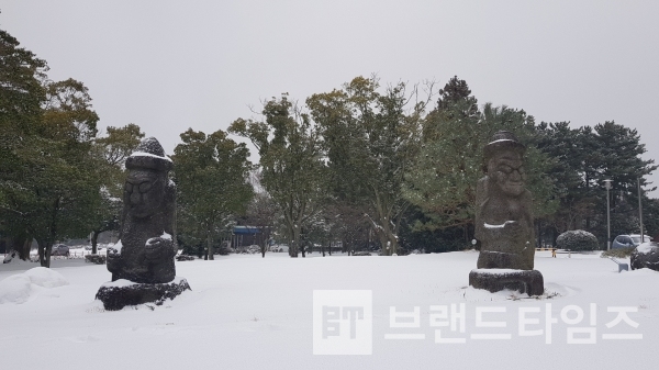 눈모자를 뒤집어 쓴 돌하루방이 추워보인다/사진제공=제주대학교 고희철 박사