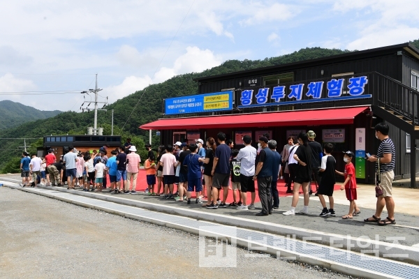 횡성루지체험장에서 표를 구입하고 대기하고 있는 사람들/사진=횡성군청 관광마케팅