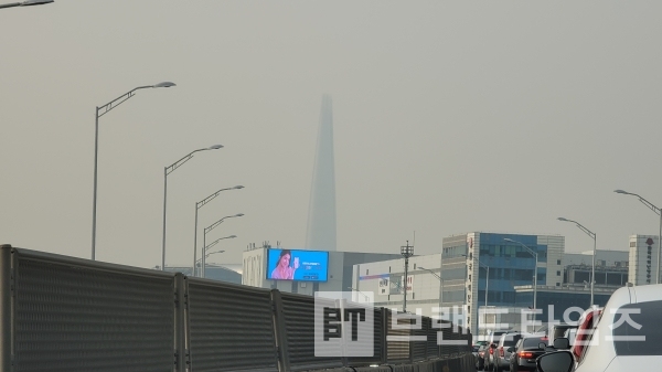 보일듯 말듯 롯데 월드타워/사진=브랜드임즈