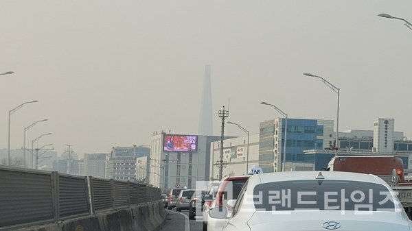 보일듯 말듯 롯데 월드타워/사진=브랜드임즈