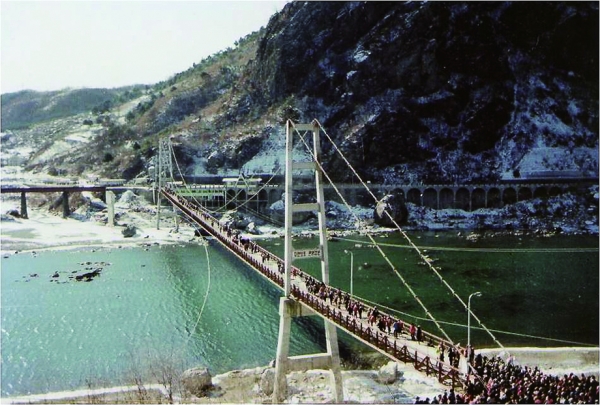 우리나라 최초로 설립된 현수교 ‘강촌 출렁다리’의 1972년 모습/사진=팝사인