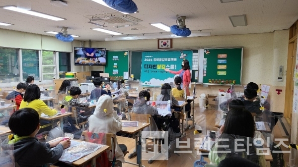 수아스티® 양수남 대표가 계원예술대학교에서 진행하는 2021년 의왕혁신지구의 ‘창의융합 프로젝트’에서 강의를 하고 있다/사진=수아스티®