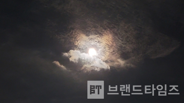 구름을 뚫고 기어이 얼굴을 보여주는 보름달/사진=브랜드타임즈