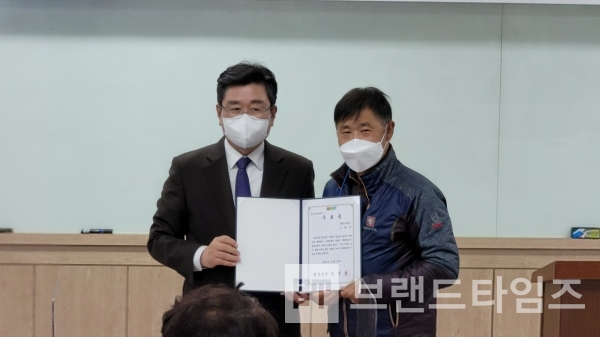 2021년 횡성군 귀농귀촌 종합학교 수료식에서 장신상 횡성군수와 대표 수료자 기념사진/사진=브랜드타임즈®