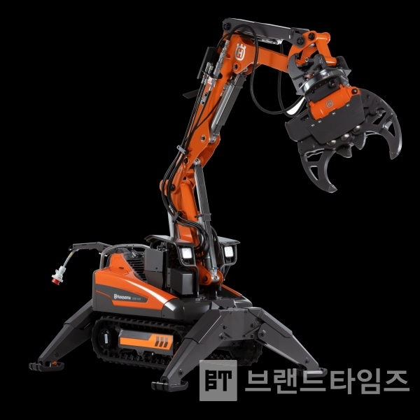 고층아파트 리모델링 철거, 고층 건축물 해체 로봇. 콘크리트 크러셔 장착. DXR 305+CC. 이동 폭 780mm/사진=보아트롱이어코리아