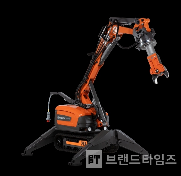 고층아파트 리모델링 철거, 고층 건축물 해체 로봇. 금속 절단기 장착. DXR 305. 이동 폭 780mm/사진=보아트롱이어코리아