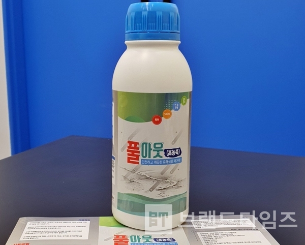 여름이 되면 집의 마당, 밭에 수없이 많은 잡초들이 두 눈을 의심할 정도로 쑥쑥 자라고 있다. 하지만 손으로 일일이 뽑을 수가 없기 때문에 제초제를 사용할 수 밖에 없다. 잡초 제거를 위해 제초제를 선택하기 전에 가장 먼저 드는 걱정은 안전성이다. 인체에 무해해야 하며 재배작물에는 피해가 없어야 한다.