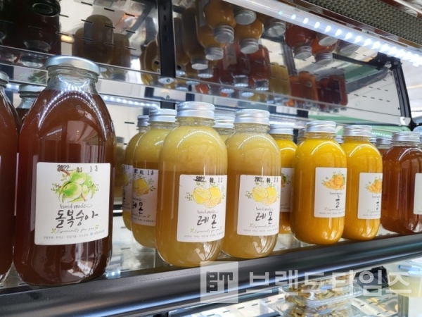 부산시 금정구 청룡동에 있는 반찬가게 브랜드 자화자찬 제품 진열 모습/사진=자화자찬®