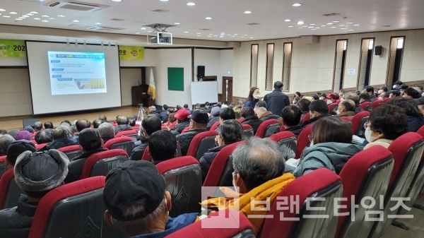 지난 17일 횡성농업기술센터에서 있었던 참깨·들깨 농사 교육에 참석한 수 많은 농민들로 자리가 부족했다/사진=브랜드타임즈®