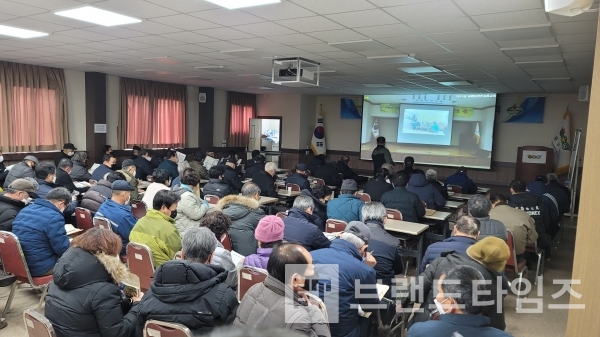 지난 17일 횡성농업기술센터에서 있었던 참깨·들깨 농사 교육에 참석한 수 많은 농민들로 자리가 부족해 보조 교육장에서 영상으로 강의를 듣고 있다./사진=브랜드타임즈®