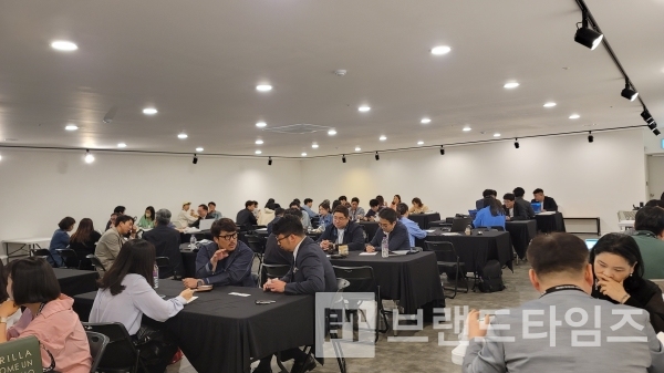 2023강한소상공인 성장지원사업 로컬브랜드 설명회에서 로컬브랜드 기업과 파트너 기업들이 회의를 하고 있다/사진=브랜드타임즈®