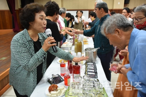 진도 홍주, 해남 진양주, 월출도가 고구마주, 서호 송주 등 전시 제품의 맛과 향을 행사 음미하며대화를 나누고 있다/사진=영암군청