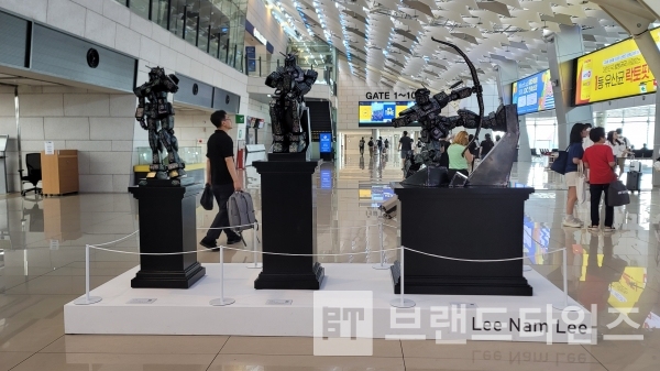 김포공항 국내선 출발장에 설치된 미디어아티스트 이이남의 “건담 로봇”은 한국 전통의 빛과 색을 대표하는 자개를 사용해 제작했다/사진=브랜드타임즈®