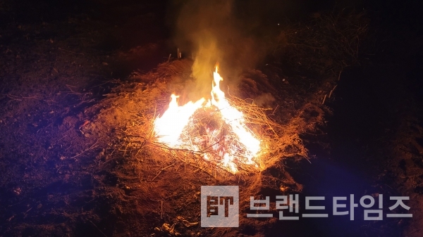 한우 전염병 럼피스킨 퇴치 기원 불꽃/사진=브랜드타임즈