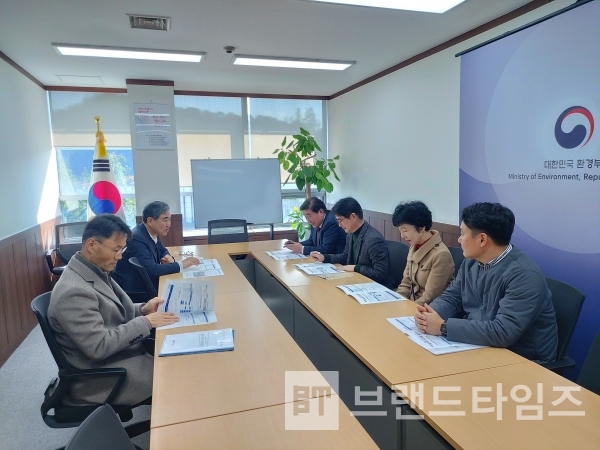 김명기 군수가 11월 14일 서울 한강홍수통제소를 방문해 통합바이오가스시설 공모 관련 관계자 면담을 하고 있다/사진=횡성군