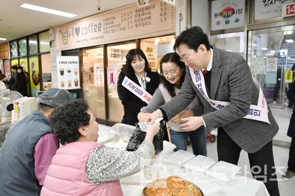 원강수 원주시장이 2월 7일 자유시장에서 장보기 행사를 하고 있다/사진=원주시청