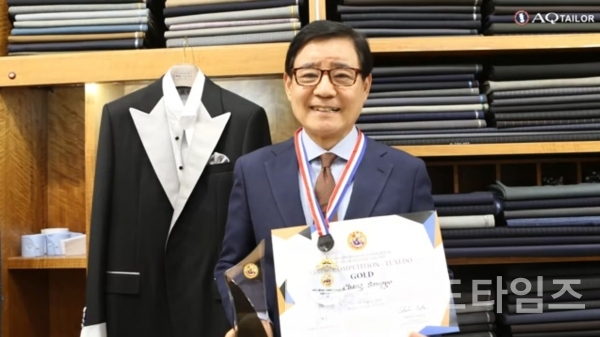 28차 2024아시아주문복연맹총회에서 2회연속 마네킹 예복부문에서 금메달을 수상한 ‘에이큐 테일러™(AQ TAILOR™)’ 장병석 대표/사진=‘에이큐 테일러™(AQ TAILOR™)’ 유튜브® 갈무리(캡처)