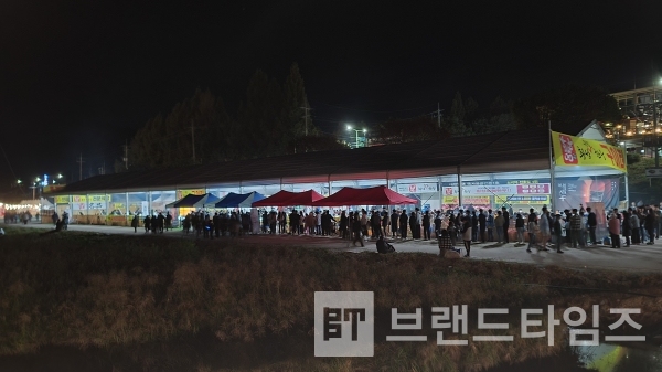 횡성한우® 구이터에 길게 늘어선 줄/사진=브랜드타임즈®