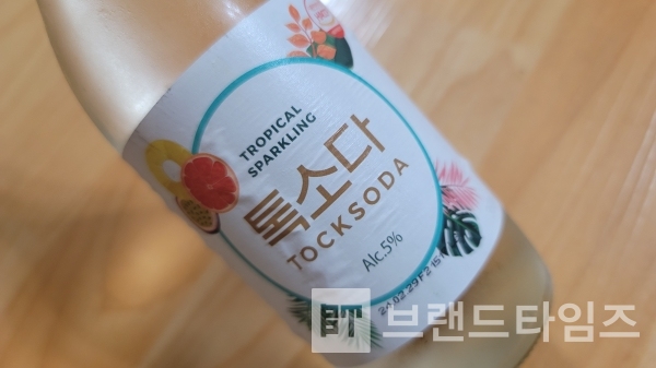무학®에서 제조한 저알콜 탄산 과일주 톡소다®/사진=브랜드타임즈®