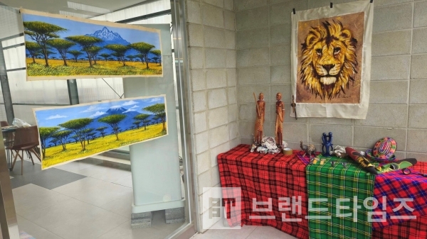 말라이카 스마트팜 카페 내의 아프리카 그림과 조각/사진=이암허브