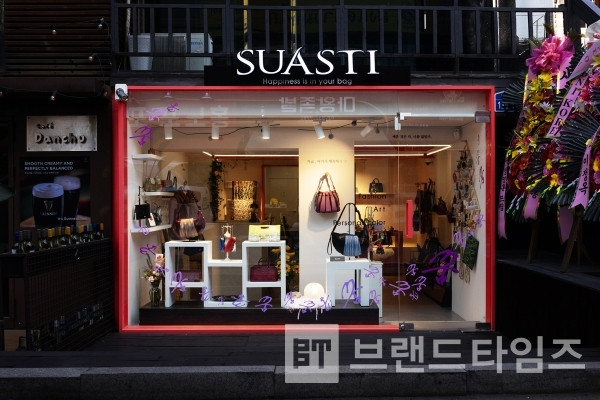 홍대역 8번출구에 문을 연 수아스티® 플래그쉽 스토어/사진=수아스티®