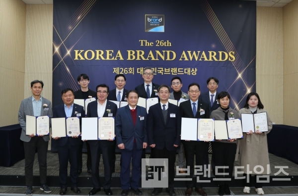 상단 왼쪽부터 CJ웰케어 신영학 파트장, 이브이시스 오영식 대표이사, 대전광역시청 유득원 행정부 시장, 민팃 이환용 대표, 서울여자대학교 허종호 교수. 하단 왼쪽부터 서울경제진흥원 김성민 본부장, 임금님표이천브랜드관리본부 김현수 부이사장, 보령시청 김동일 보령시장, 산업정책연구원 조동성 이사장, 산업통상자원부 엔지니어링디자인과 김재준 과장, 제주특별자치도개발공사 백경훈 사장, 한경기획 한경민 대표, 청송군청 박혜영 주무관/사진=산업정책연구원