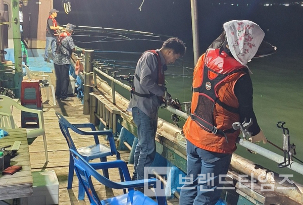 영암군 삼호읍 HD현대삼호 앞바다를 선상 갈치낚시터 낚시 모습/사진=영암군