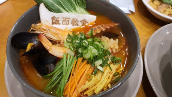 반면고사® 라면 & Pub의 해물듬뿍 면/사진: 블로그 소삐아(https://blog.naver.com/1171230/222951297138) 갈무리(캡처)