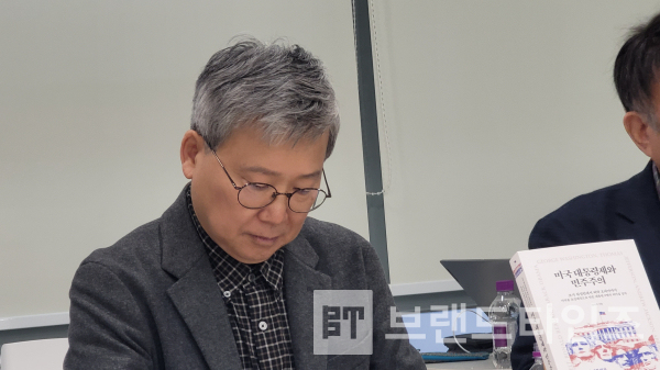 ‘대한민국 대통령제와 민주주의 개혁 방안’에 대한 패널 토론을 하고 있다/사진=브랜드타임즈®