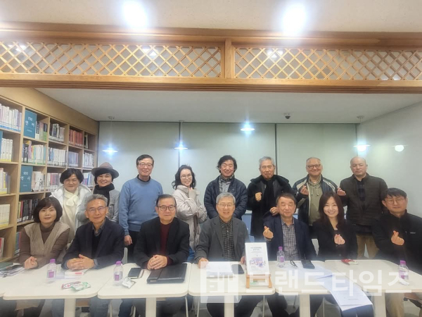 ‘대한민국 대통령제와 민주주의 개혁 방안’ 토론 후 기념 사진/사진=컬처클럽