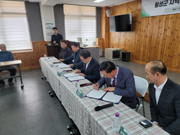 횡성문화관광재단, 국립횡성숲체원, 횡성군농촌체험휴양마을협의회가 15일 오후 3시 횡성군 덕고체험 휴양마을에서 ‘지역관광 상생 발전을 위한 업무협약’을 맺었다/사진=횡성군
