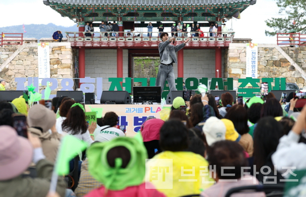 트로트 왕세자 가수 정동원이 공연하고 있다/사진=강진군청
