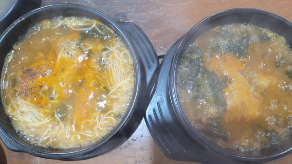 서울시 성북구 동소문동에 있는 지역 맛집 ‘달려라메기™’ 어국수(좌), 어탕(우)/사진=브랜드타임즈®