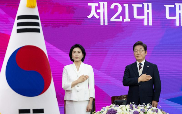 그림2_이재명 대통령(오른쪽)과 김혜경 여사가 제21대 대통령 취임식에서 국민의례를 하고 있다/사진=국제문화홍보정책실