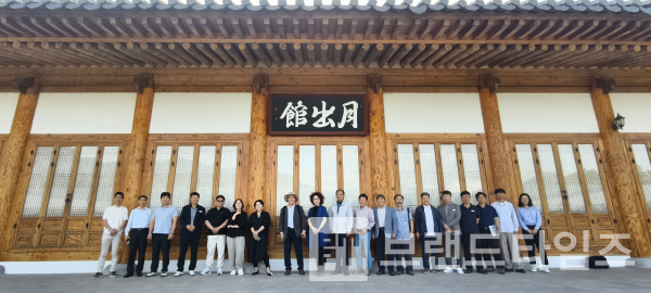 6월 16일 “2025 대한민국 한옥문화비엔날레” 준비를 위한 2차 조직윈원회 회의가 영암군립하정웅미술관 창작교육관에서 개최되었다/사진=조직위원회